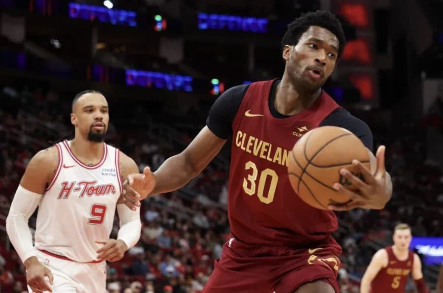 Joueur de Cleveland dribblant le ballon pendant le match