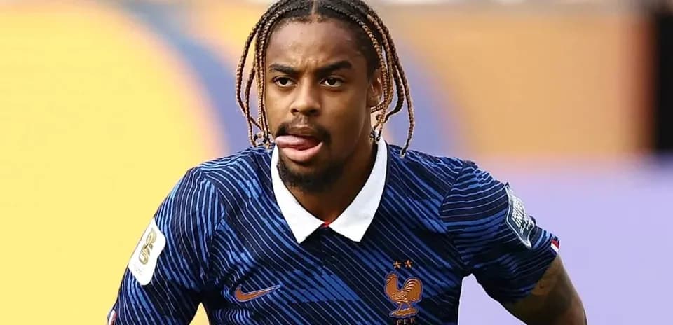 Joueur en action avec le maillot de la France