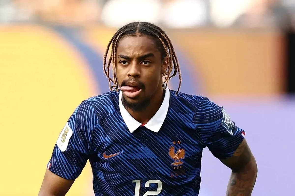 Joueur en action avec le maillot de la France