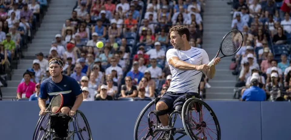 Deux joueurs de tennis en fauteuil roulant en action