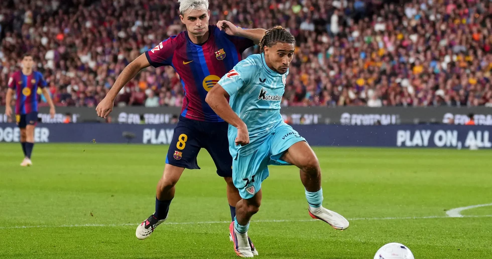 Joueur de Barcelone poursuivant un adversaire avec le ballon
