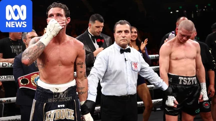 Boxeurs après le combat avec l'arbitre au centre