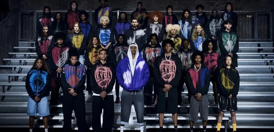 Groupe de jeunes en sweat-shirts sur des gradins