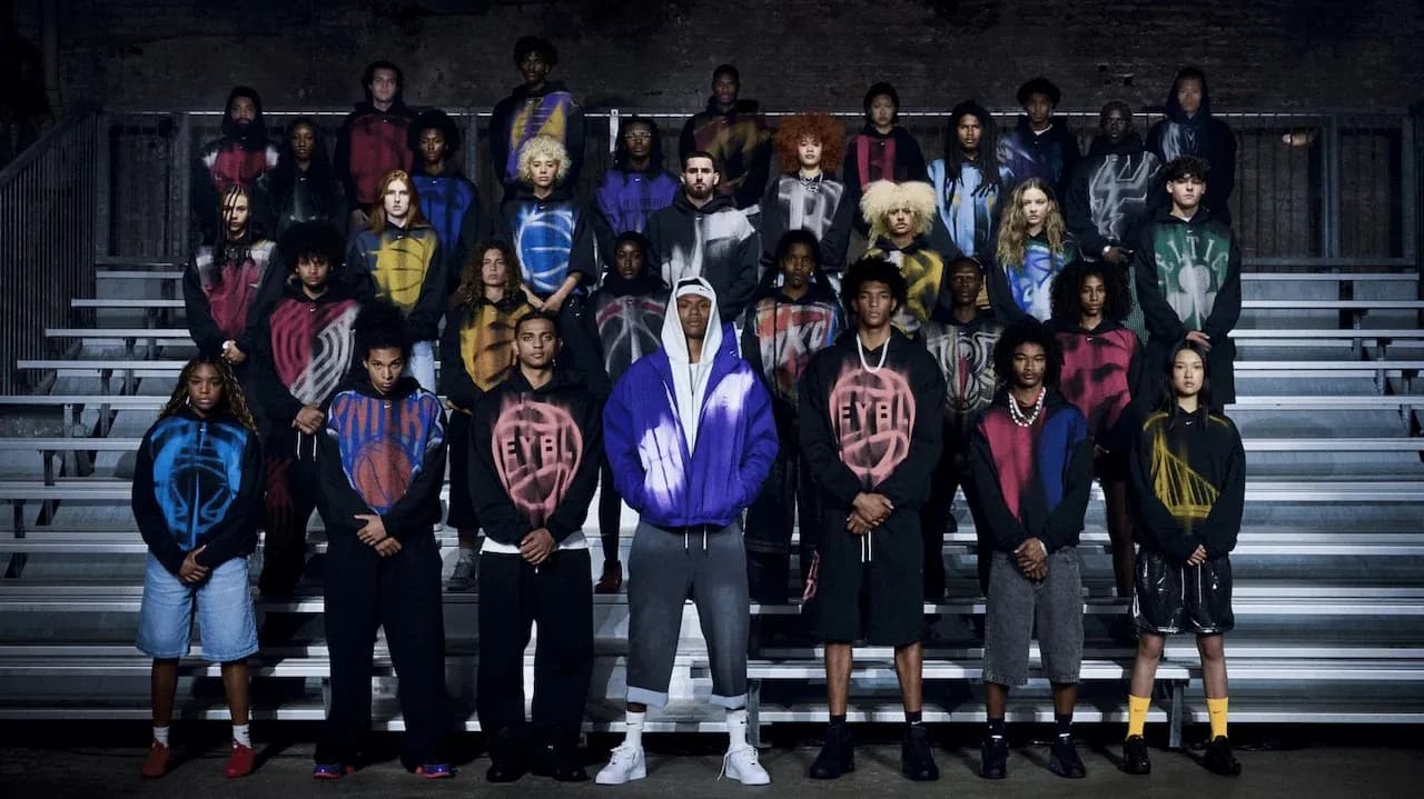Groupe de jeunes en sweat-shirts sur des gradins