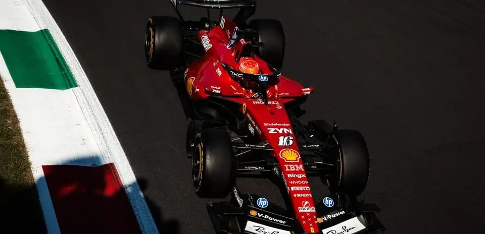 Voiture de Formule 1 Ferrari sur circuit