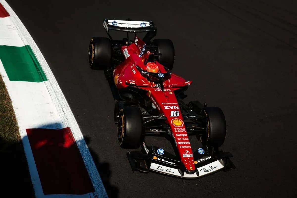 Voiture de Formule 1 Ferrari sur circuit