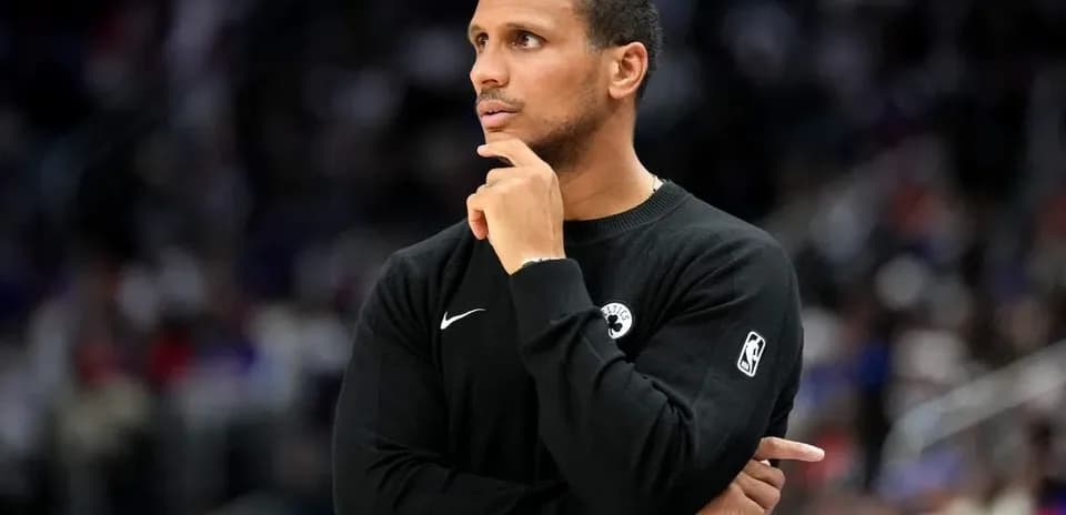 Entraîneur pensif sur le banc pendant un match