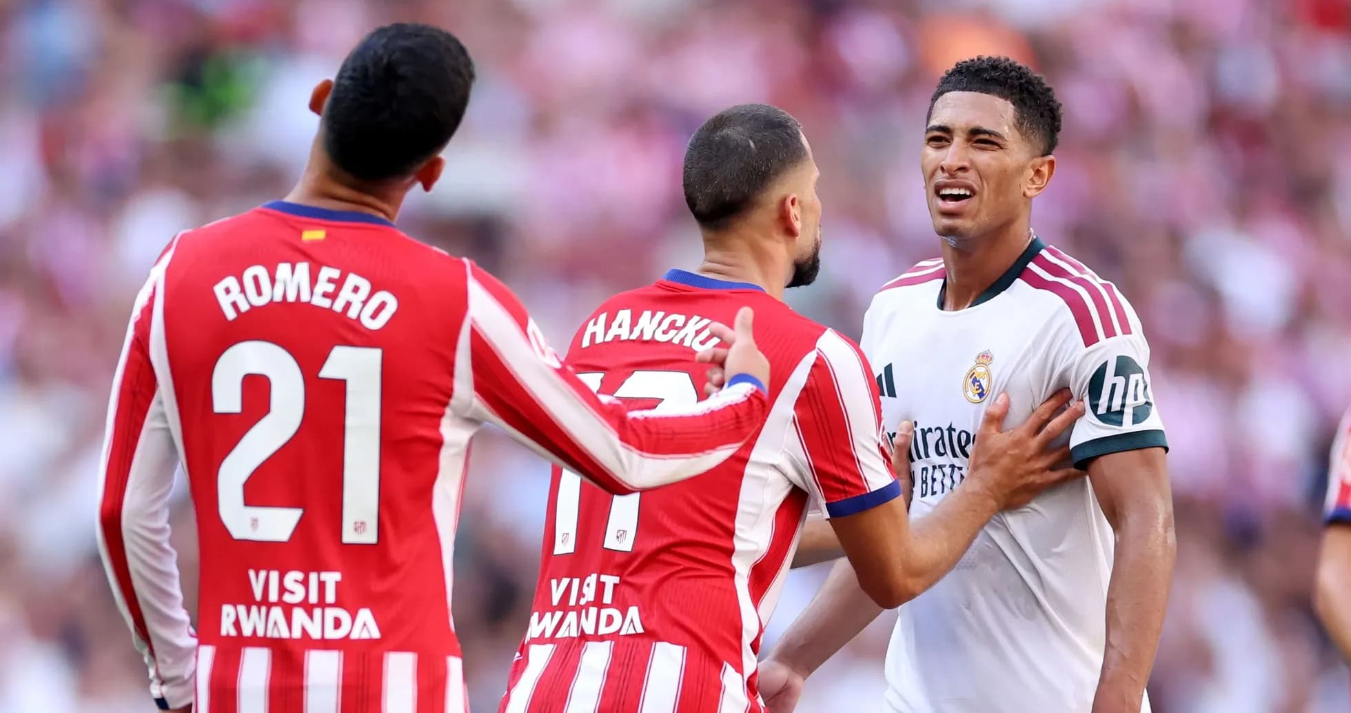 Trois joueurs en discussion sur le terrain de football