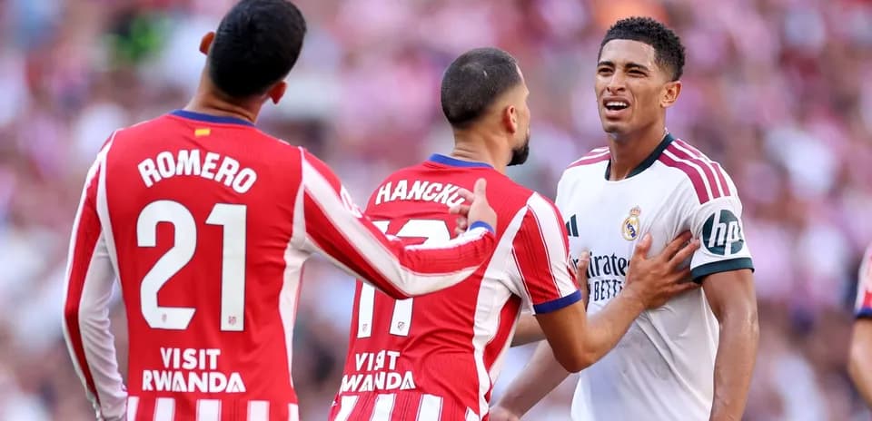 Trois joueurs en discussion sur le terrain de football