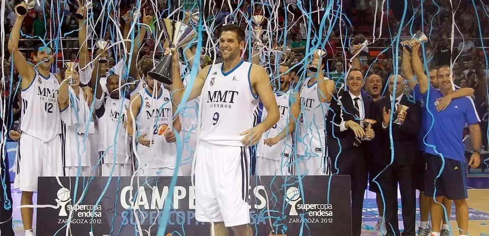 Équipe célébrant la victoire avec des trophées