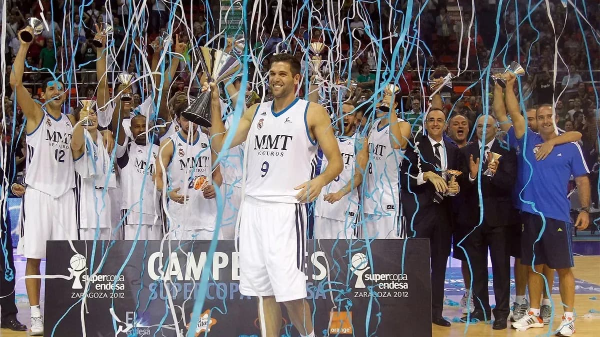 Équipe célébrant la victoire avec des trophées