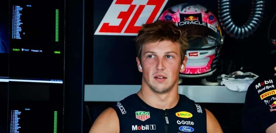 Pilote de Formule 1 dans le garage de l'équipe