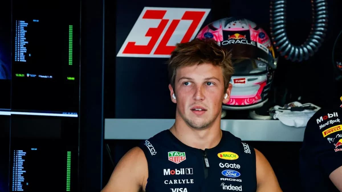 Pilote de Formule 1 dans le garage de l'équipe