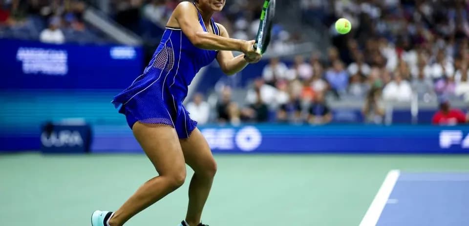 Joueuse de tennis frappant la balle au court