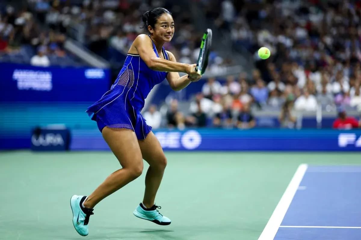 Joueuse de tennis frappant la balle au court