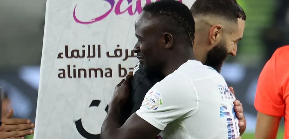 Joueurs s'enlaçant après un match de football