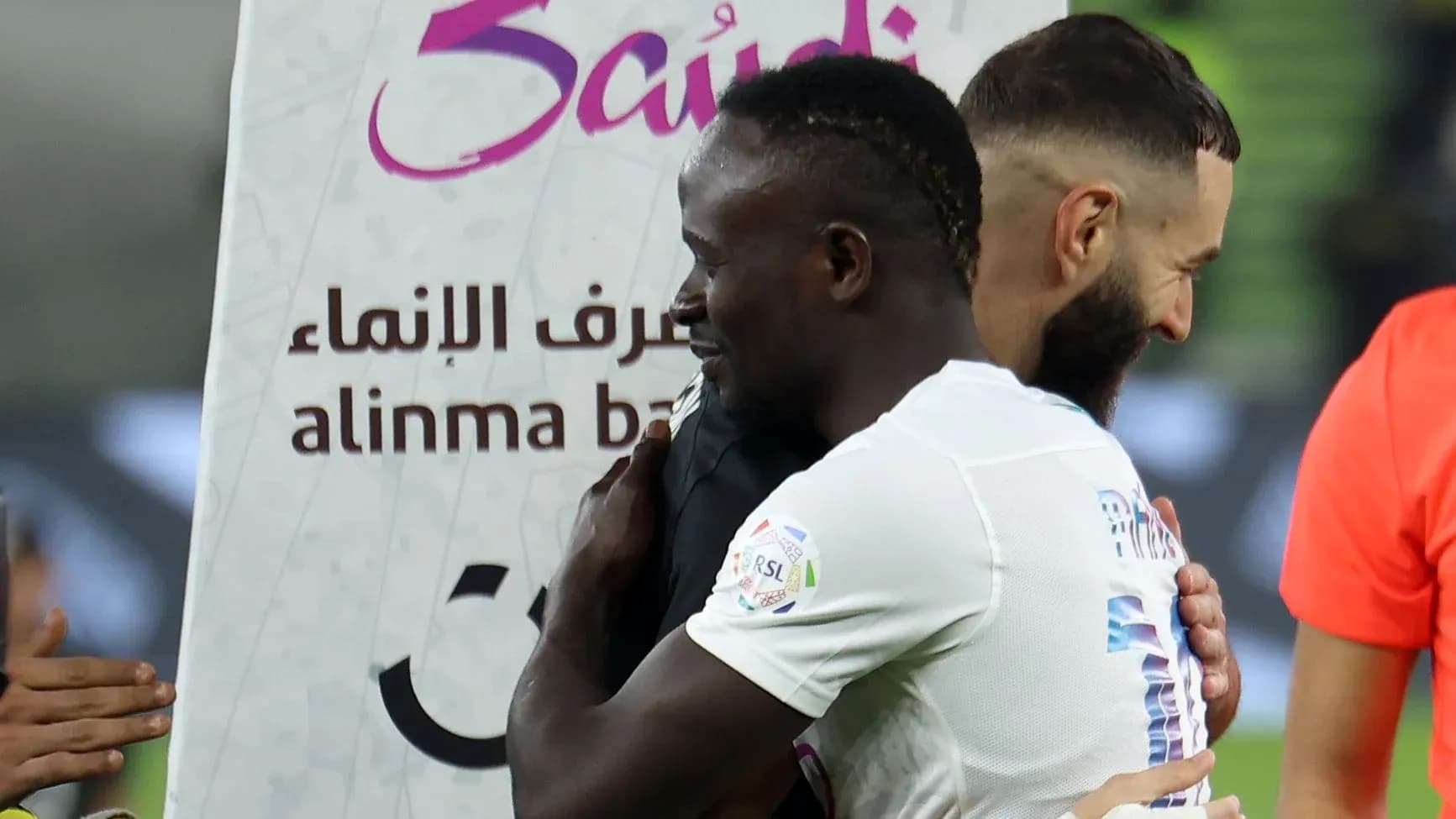 Joueurs s'enlaçant après un match de football
