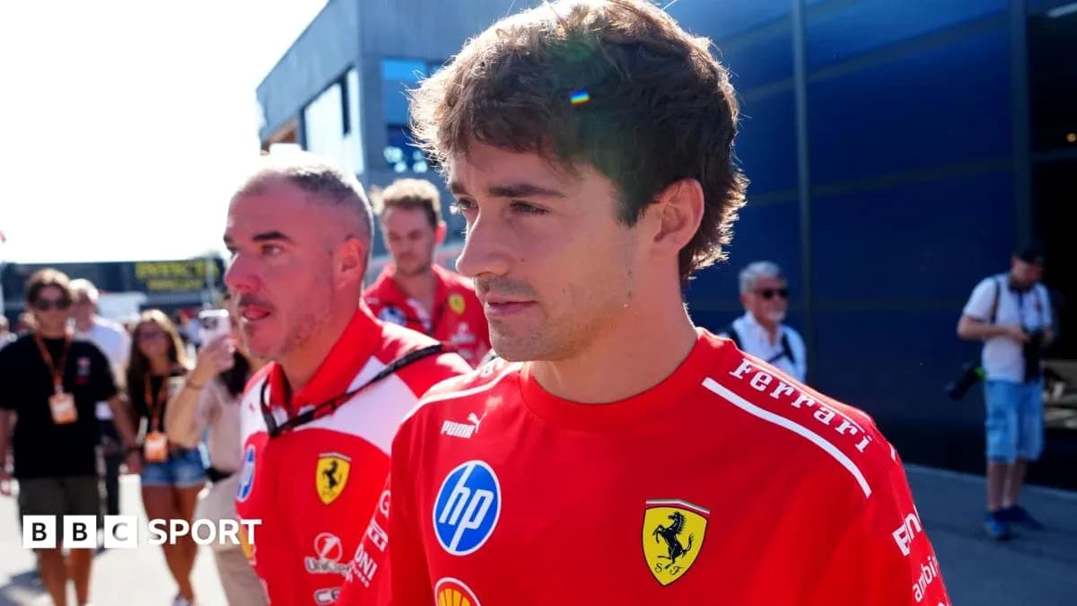 Pilote Ferrari marchant dans le paddock de F1