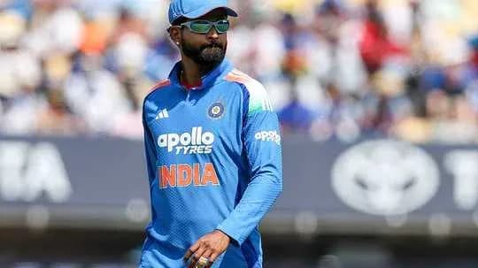 Joueur indien en tenue de cricket sur le terrain