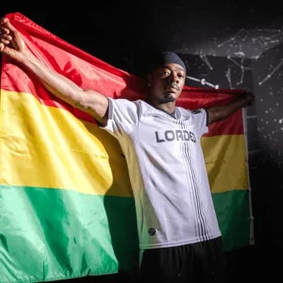 Joueur tenant un drapeau aux couleurs du Ghana
