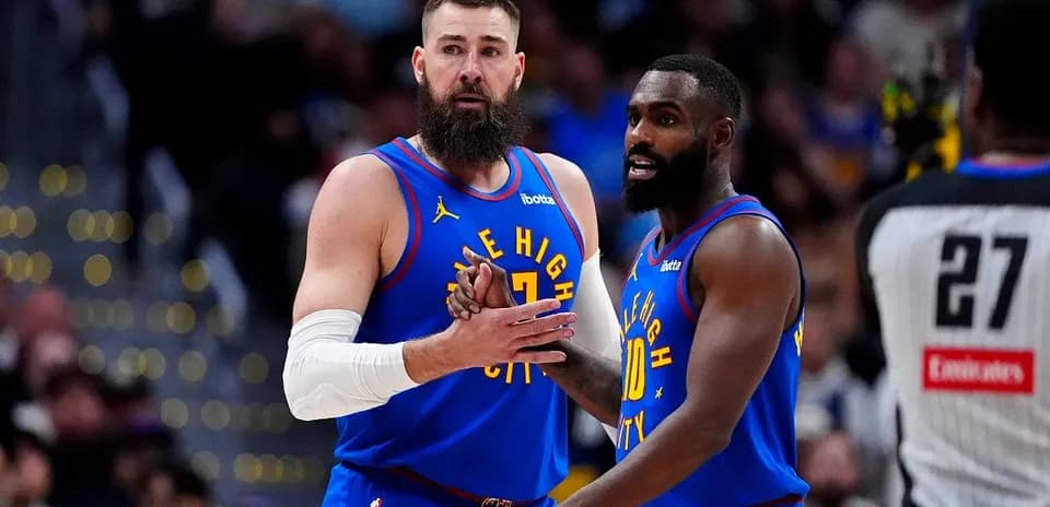 Deux joueurs des Denver Nuggets en discussion sur le terrain