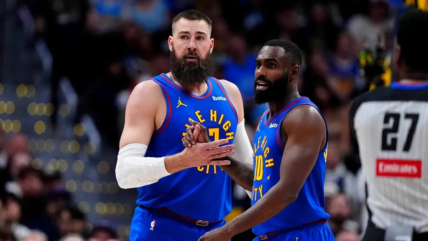 Deux joueurs des Denver Nuggets en discussion sur le terrain