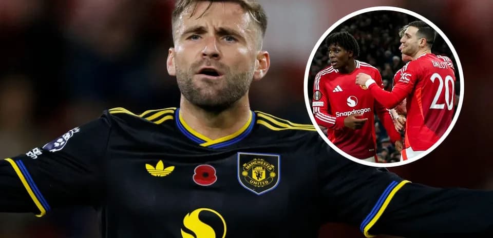 Joueur de Manchester United célébrant avec coéquipiers