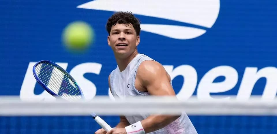 Joueur de tennis prêt à frapper une balle
