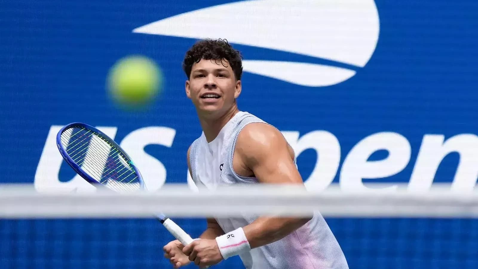 Joueur de tennis prêt à frapper une balle