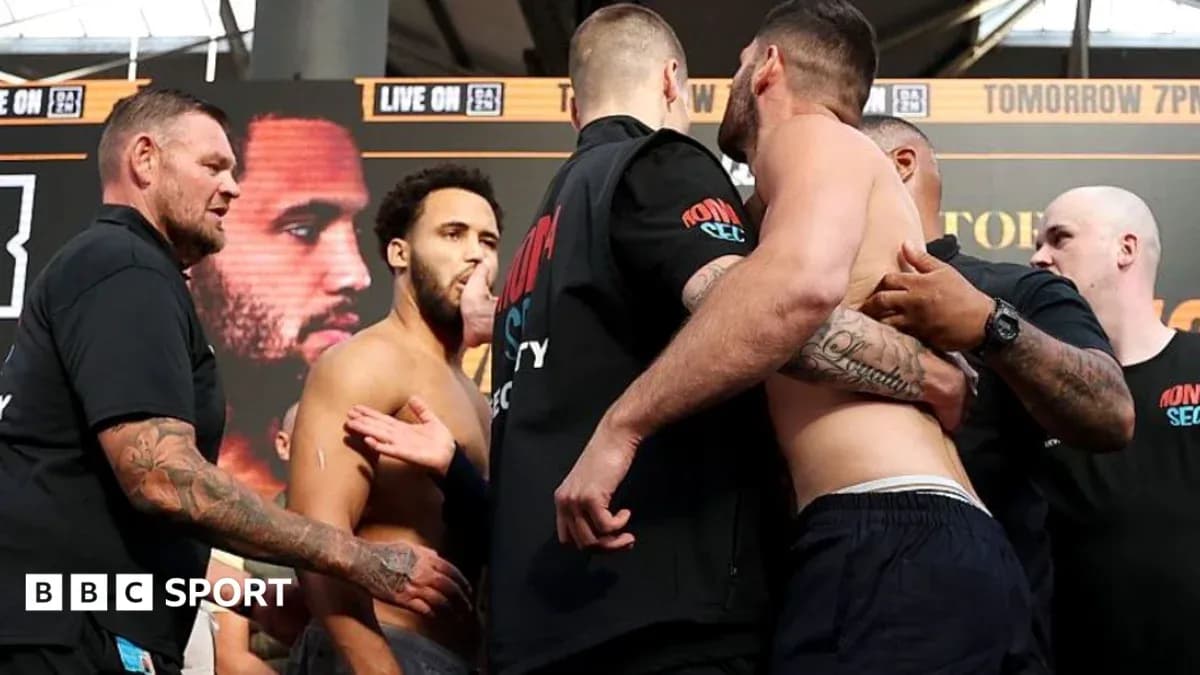 Deux boxeurs se confrontent lors de la pesée