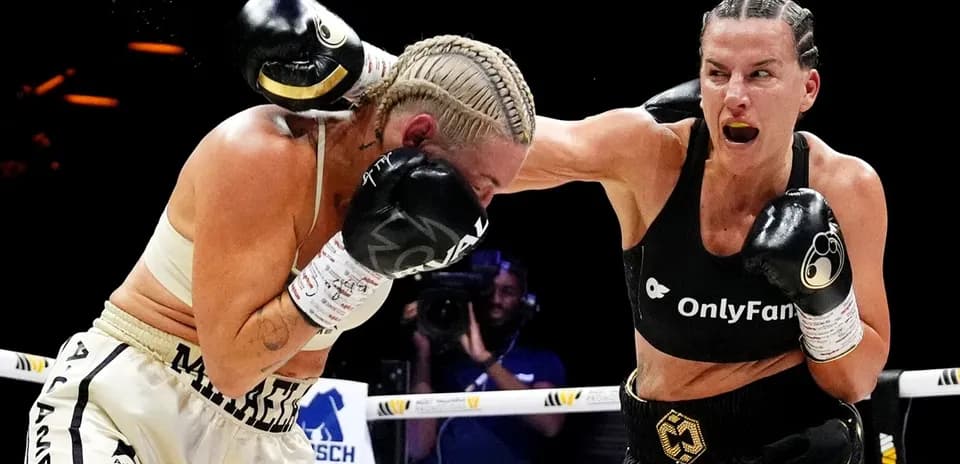 Deux boxeuses en plein combat sur le ring