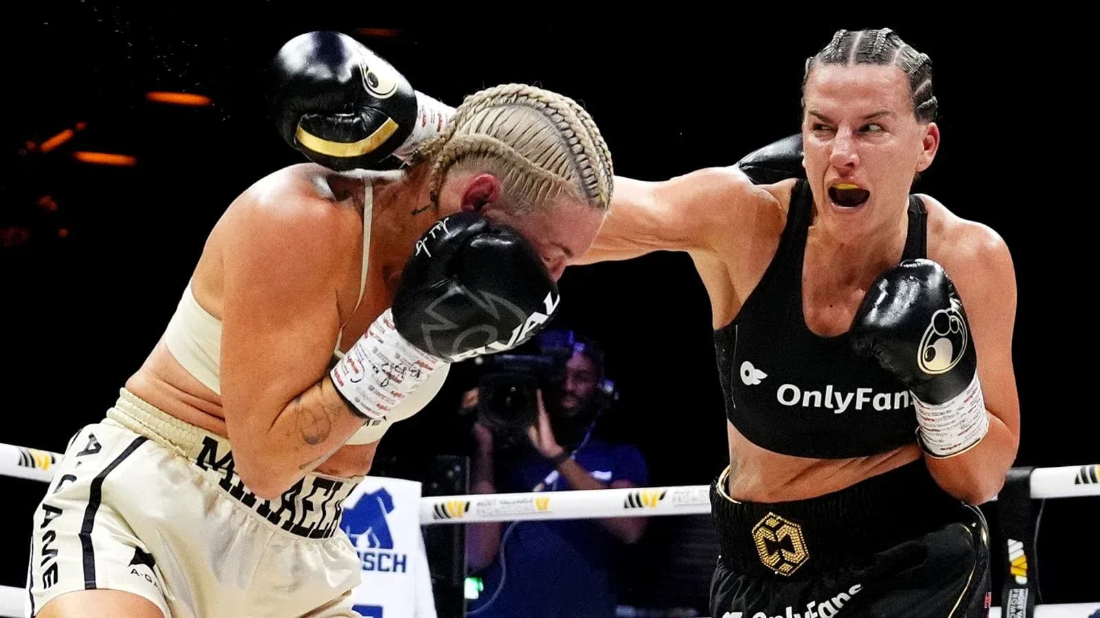 Deux boxeuses en plein combat sur le ring
