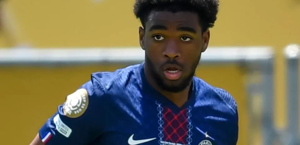 Joueur de football portant le maillot du PSG
