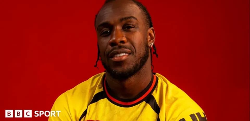 Joueur portant le maillot de Watford sur fond rouge