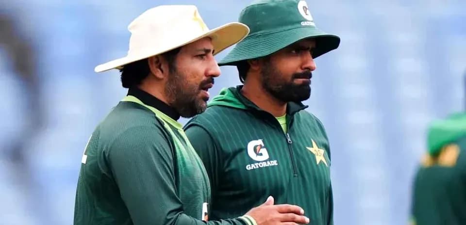 Deux joueurs de cricket pakistanais discutant lors de l'entraînement