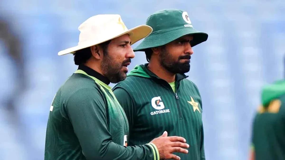 Deux joueurs de cricket pakistanais discutant lors de l'entraînement