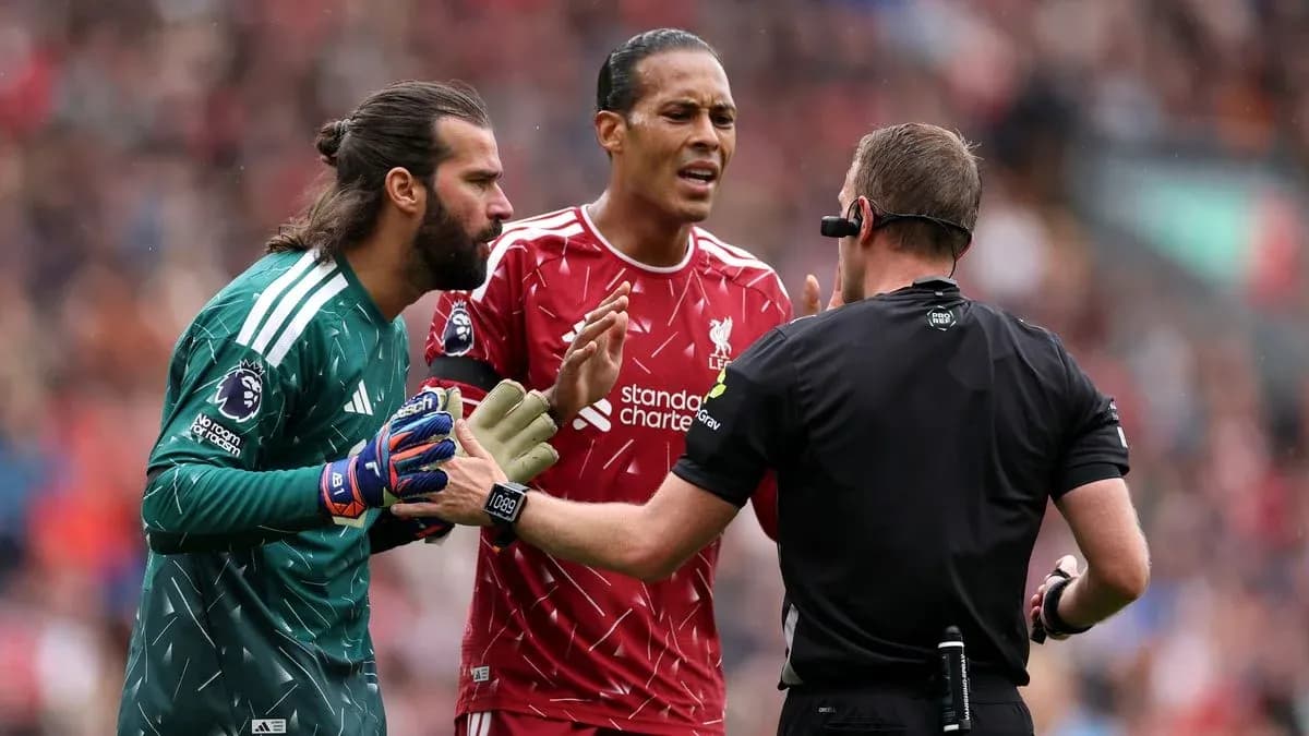 Joueurs de Liverpool discutant avec l'arbitre