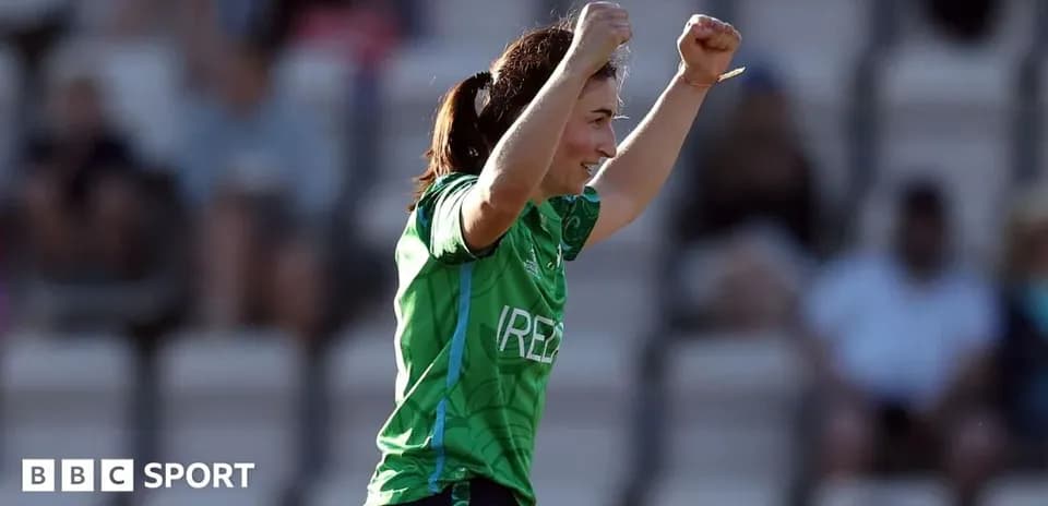 Joueuse irlandaise célébrant une victoire sur le terrain