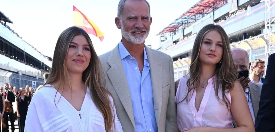 Trois personnes posant sur un circuit automobile