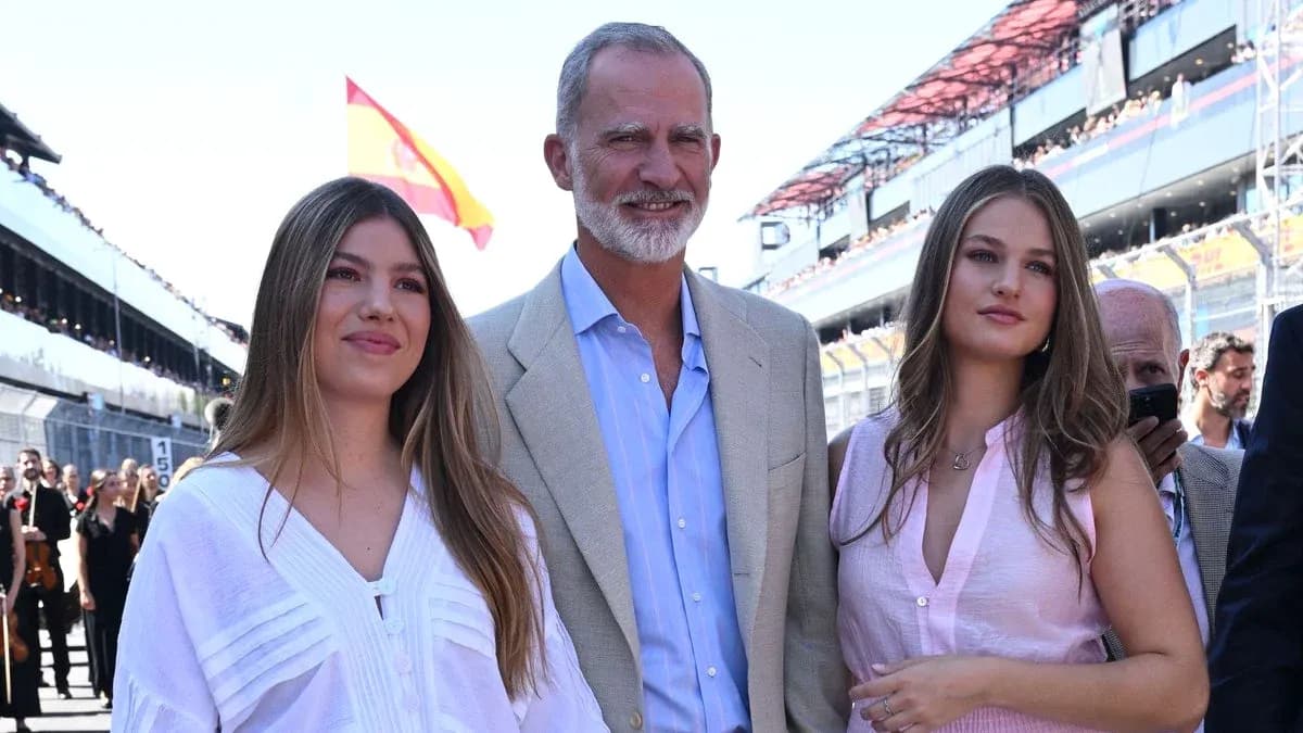 Trois personnes posant sur un circuit automobile