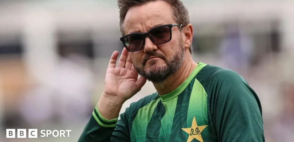 Entraîneur de cricket écoutant attentivement lors d'un match