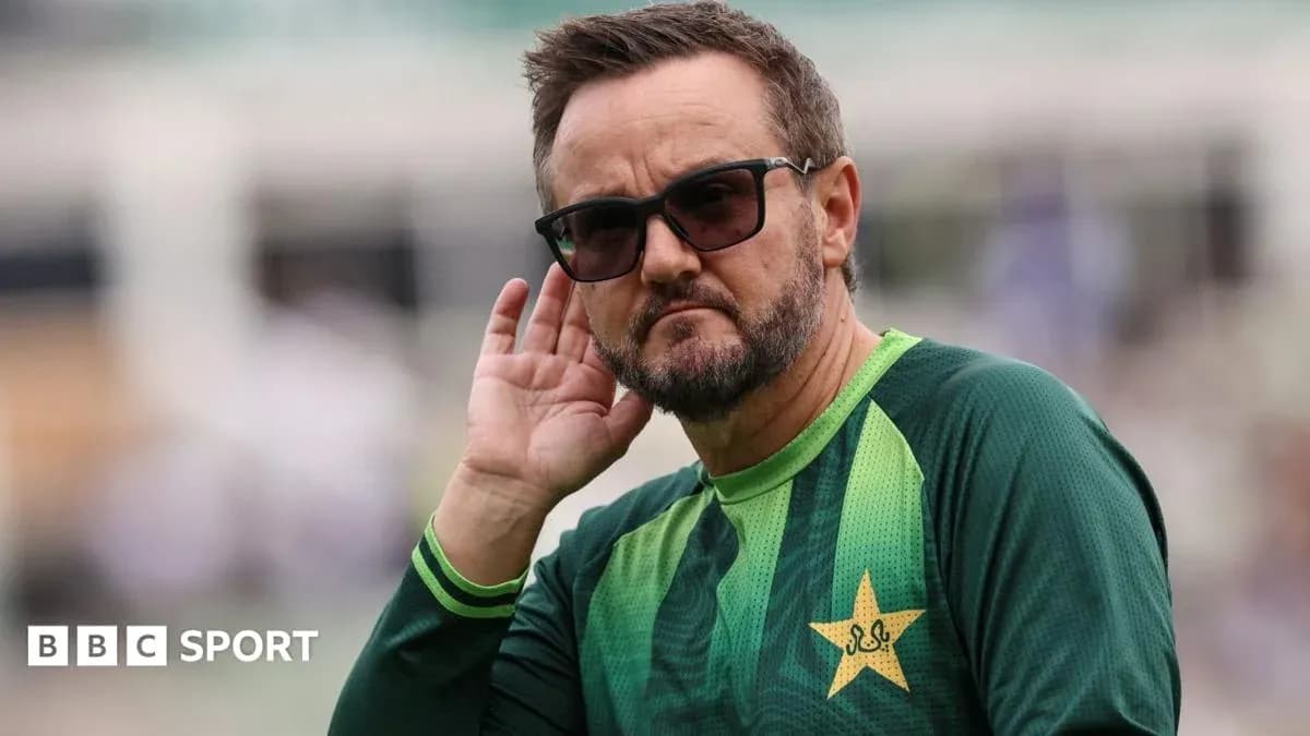 Entraîneur de cricket écoutant attentivement lors d'un match