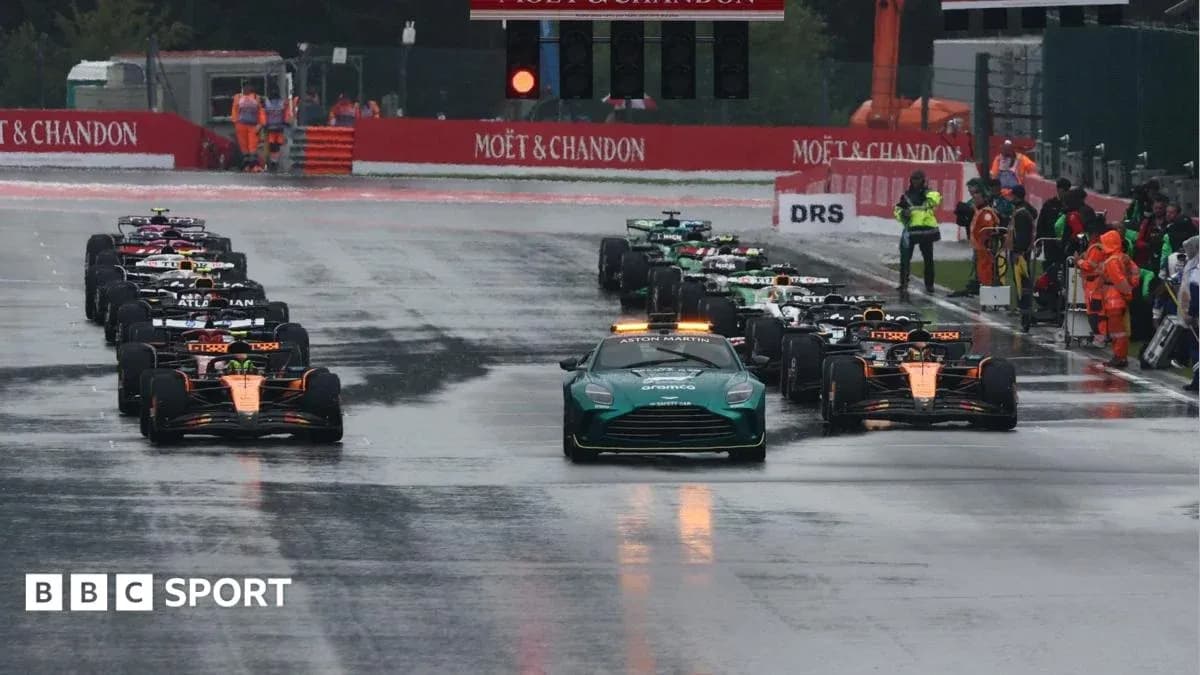 Voitures de F1 en formation sous la pluie