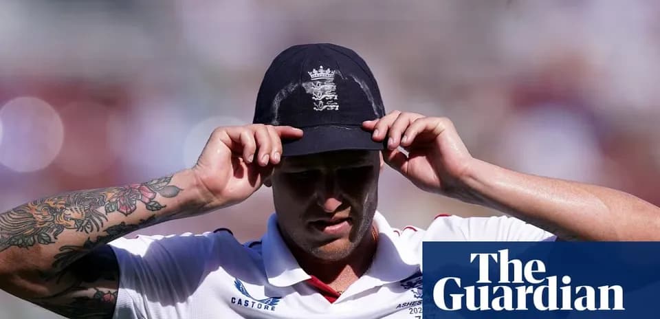 Joueur de cricket ajustant sa casquette sur le terrain