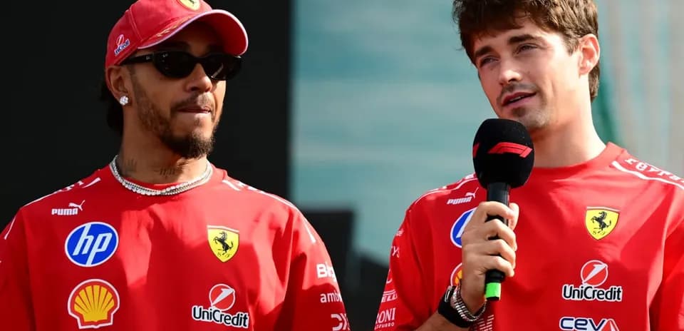 Deux pilotes de Formule 1 en tenue Ferrari lors d'une interview