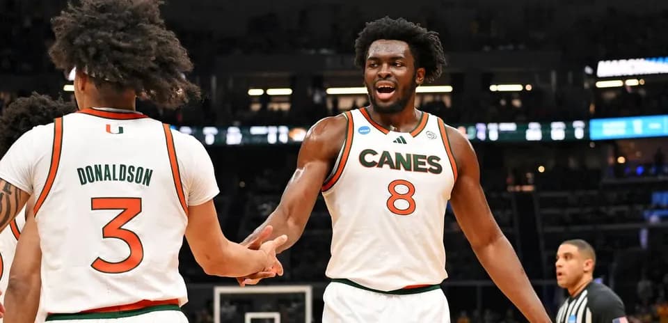Joueurs de Miami célébrant sur le terrain de basket