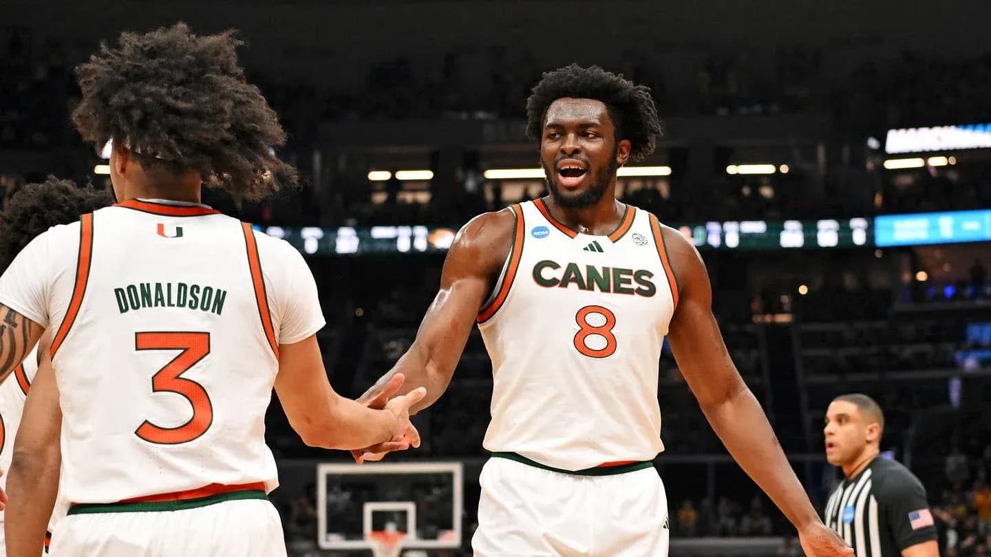 Joueurs de Miami célébrant sur le terrain de basket
