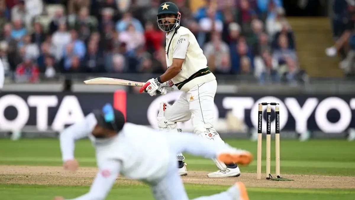 Batteur pakistanais frappant la balle lors d'un match
