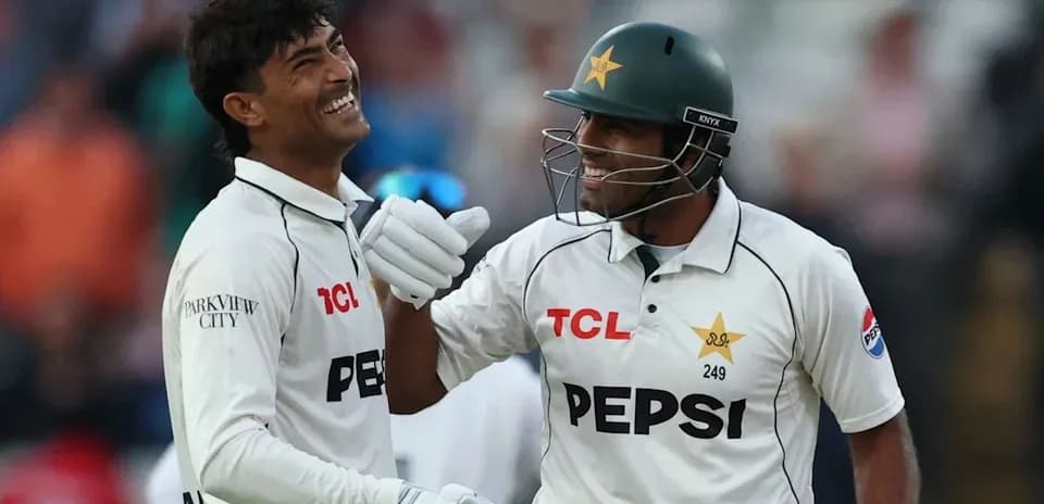Joueurs de cricket pakistanais célébrant une réussite