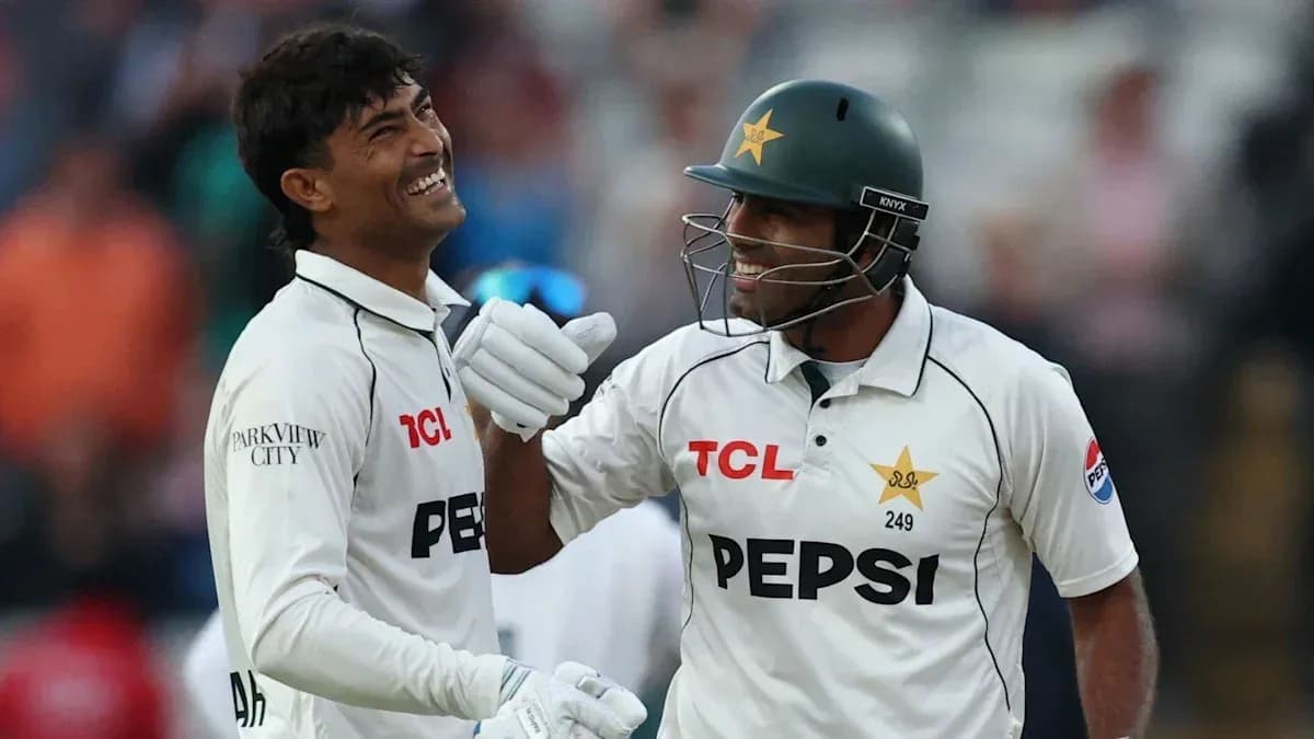 Joueurs de cricket pakistanais célébrant une réussite